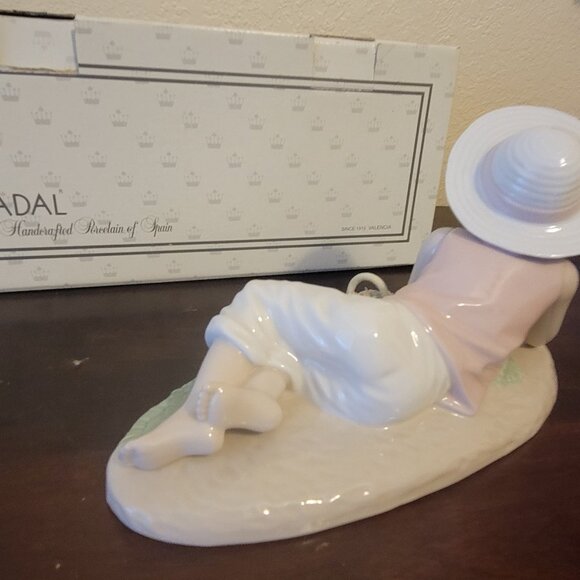 Nadal Girl Figurine with Bunny & Flowers 2623 - Picture 3 of 5